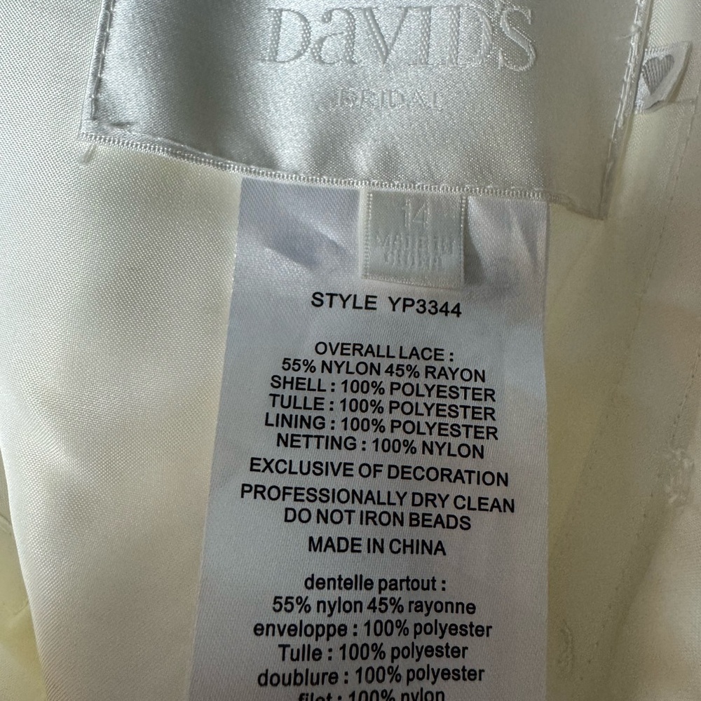 Elegant Ivory Lace Strapless Wedding Gown Size 14 - Picture 11 of 12